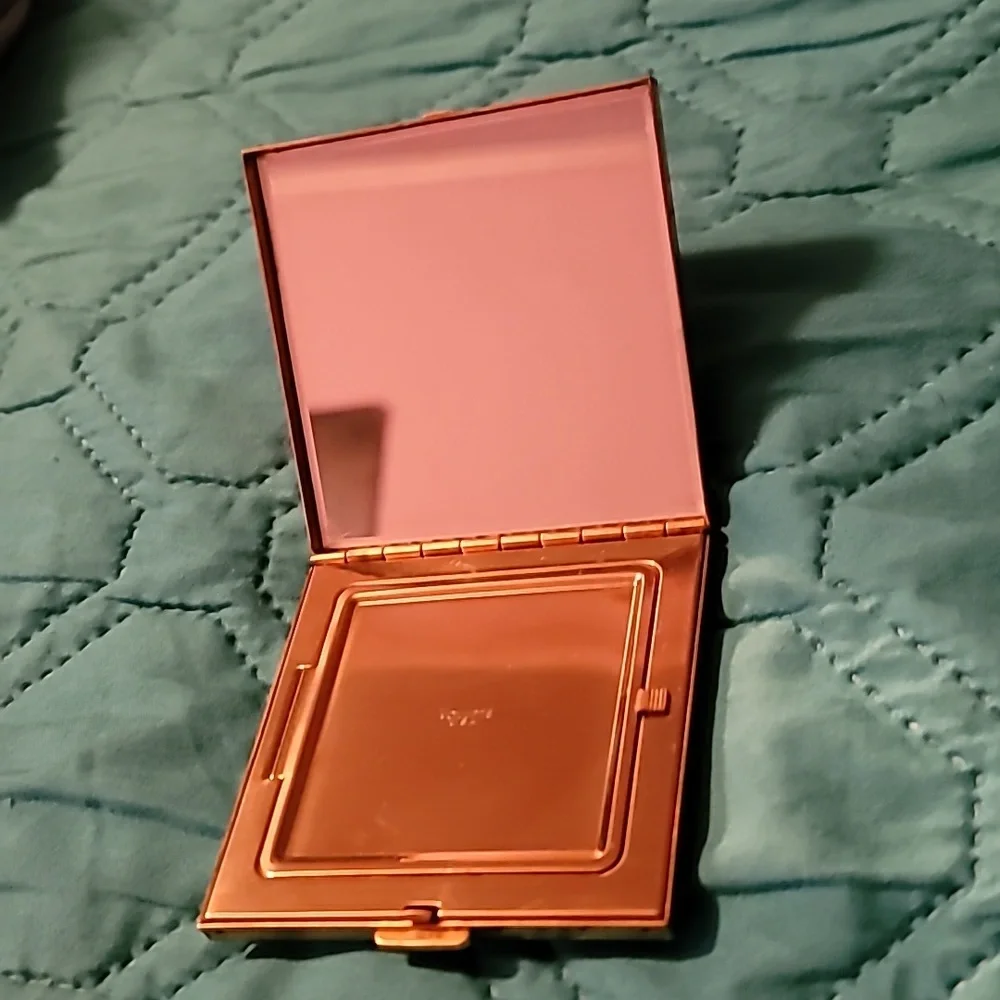 NEW Vintage Goldtone Geometric Design Volupté U.S.A. Makeup Compact With Powder!